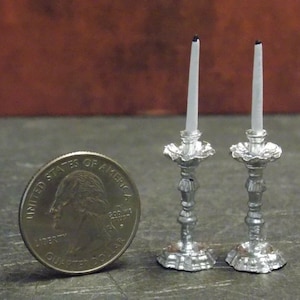 Dockhusminiatyr Carter Grove ljusstakar par silver ljus 1:12 skala 2,5 cm Z253 Dollys Gallery