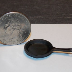 Dockhusminiatyr i järnstekpanna, skala 1:12, 2,5 cm, Z42 Dollys Gallery