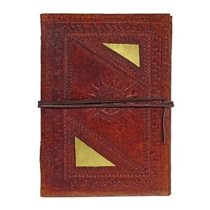 Op de afbeelding: Een bruin lederen dagboek met een decoratief reliëf en gouden accenten. Het dagboek heeft een lederen sluiting met een band.