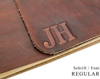 Bis 5 Zeichen - Monogramm Prägung - Wir prägen Ihr Monogramm in Leder - Personalisieren Sie Ihr Lederbuch.