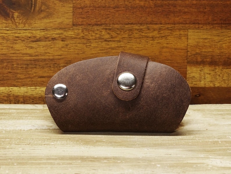 Porte-clés en cuir Étui à clés Boîte de selle OX Cacao Foncé Personnalisable Fait à la main en Allemagne Vickys World image 1