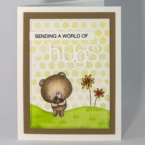 Carte de câlins d'ours faite main - « Envoyer un monde de câlins » - Carte de jolies pensées à vous - Carte d'encouragement avec enveloppe