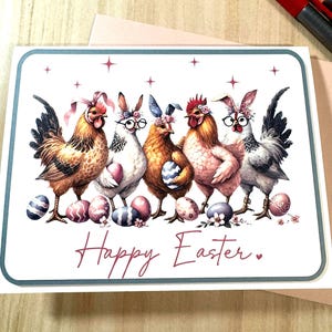Lustige Osterkarte – Verwunderliche Hühner mit Brille & Hasenohren