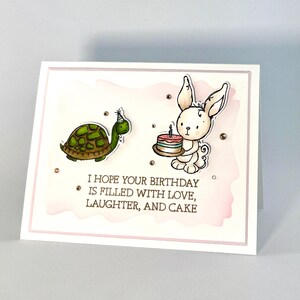 Carte d'anniversaire avec un lapin et une tortue – remplie d'amour, de rires et de gâteaux