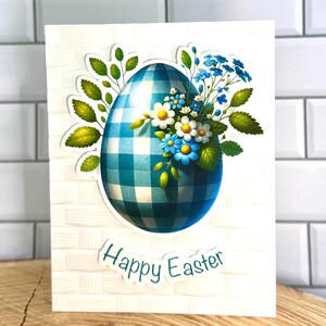 Tarjeta de Pascua con huevo de guinga azul: saludo floral de Pascua