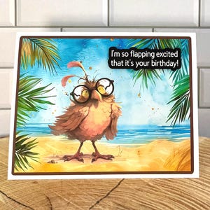 Cartão de aniversário engraçado com pássaro tropical – Estou muito animado!