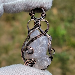 Rosa Chalcedon &#39;Tyet&#39; Wire Wrap Anhänger oxidiertes Kupfer