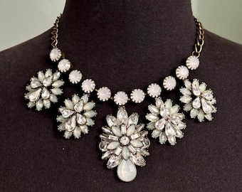 Collier tendance vintage avec 5 pendentifs en verre de lait et fleurs en strass transparents transparents