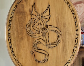 Handgesneden draak op ovale houten plaat