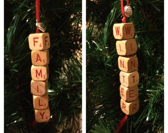 Adorno de cubo de Scrabble RSVP, Adornos, Colgante para calcetín navideño, Navidad, Adorno para calcetín navideño, Festividades, Colgante con nombre, Personalizable (Posiblemente disponible)