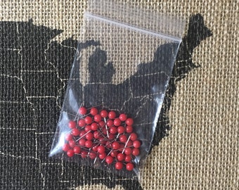 50 chinchetas rojas.