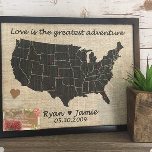 Mapa de viaje de Estados Unidos enmarcado con chinchetas de arpillera color crema de 28 x 35 cm, con marco, para chinchetas, para aniversario, San Valentín y bodas.