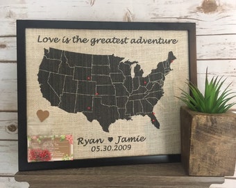 Mapa de viaje de Estados Unidos enmarcado con chinchetas de arpillera color crema de 28 x 35 cm, con marco, para chinchetas, para aniversario, San Valentín y bodas.