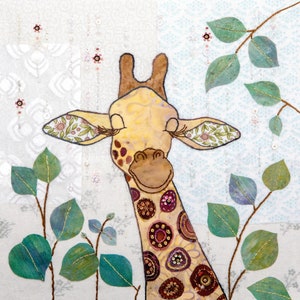 Pu&ograve; includere: Primo piano di una giraffa gialla e marrone con collo a motivi, che guarda in alto con gli occhi chiusi. La girafe &egrave; circondata da foglie verdi su uno sfondo bianco.