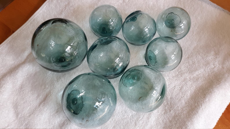 Group of 8 Japanese Glass Fishing Floats, 2.53.5 Glass Float, Antique Float Bild 1