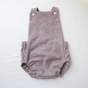 Linnen rode romper voor baby. Handgemaakte romper. Rompertje voor babyjongen. Klassieke korte babyromper. Babycadeau. Peuterromper
