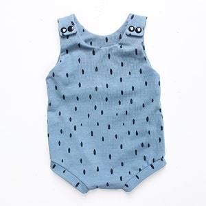 Biologische Baby Romper in Blue Seeds Print. De Romper van de Jongen van de baby. Korte Baby Romper. Peuter Romper. handgemaakt. Baby Shower Cadeau. Thuiskomen Outfit.