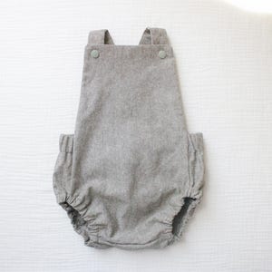 Maat: 6 maanden//linnen olijfgroen rompertje voor baby. Handgemaakte romper. Rompertje voor babyjongen. Klassieke korte babyromper. Babycadeau. Peuterromper