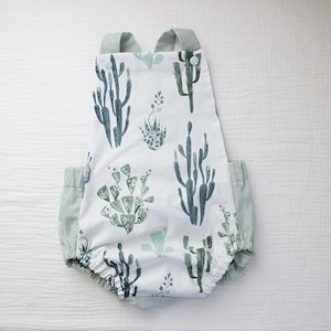 Maat 18 maanden//linnen groene cactusromper voor baby. Handgemaakte romper. Rompertje voor babyjongen. Klassieke korte babyromper. Babycadeau. Peuterromper
