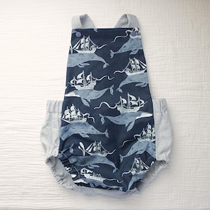 Maat: 2T//linnen Blue Whale-romper voor baby. Handgemaakte romper. Rompertje voor babyjongen. Klassieke korte babyromper. Babycadeau. Peuterromper