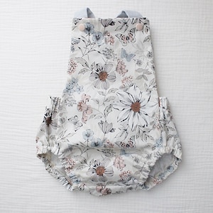 Maat: 3 maanden//katoenen gebloemde romper voor baby. Handgemaakte romper. Rompertje voor babymeisje. Klassieke korte babyromper. Babycadeau. Peuterromper