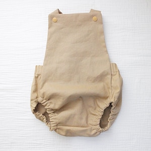 Linnen gouden romper voor baby. Handgemaakte romper. Rompertje voor babyjongen. Klassieke korte babyromper. Babycadeau. Vintage romper. Peuterromper