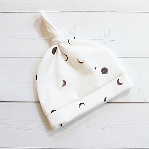 Baby Top Knot Hat in Moon Print, Baby Girl Hat, Baby Boy Hat, Baby Shower Gift, Gender Neutral, Baby Hat, Newborn Hat