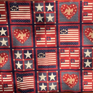 Può includere: Un tessuto rosso, bianco e blu a tema patriottico. Il tessuto presenta stelle, strisce e aquile in un motivo ripetitivo.