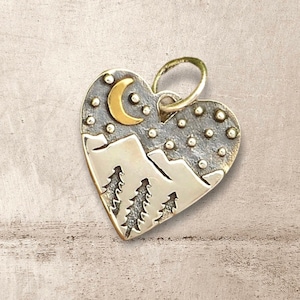 Sterling Silber Herz Charm mit Bergen und Bronze Mond, Camping in den Bergen, NaturHerz, Tannenbäume, Abenteurer, Naturliebhaber