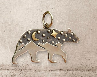 Pingente de urso em prata de lei com montanhas e lua de bronze, mamãe ursa, ursinho delicado, amante da natureza, amante dos animais, presente de aniversário