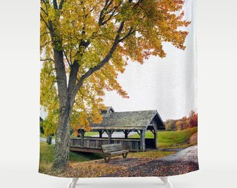 Herbst Duschvorhang, Herbst Duschvorhang, Herbst Badezimmer Dekor, Herbst Dekor, Natur Duschvorhang, Bäume, Herbstblätter, Überdachte Brücke