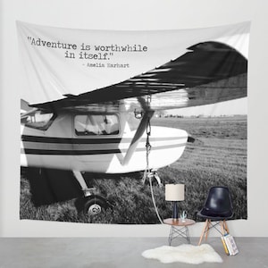 Día del padre, tapiz de avión, tapiz de aventuras, historia de la mujer, cita de Amelia Earhart, tapiz de pared en blanco y negro, tapiz de avión