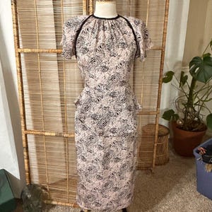 Ala Carte California pale pink floral French fitted ruffled sleeve cage back S