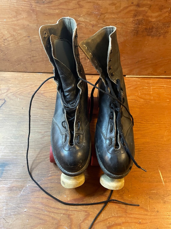 Vintage black leather roller skates size 7 Betty L