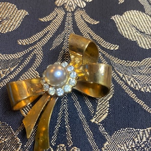 Coro Brooch with faux pearl and Rhinestones Bow shaped