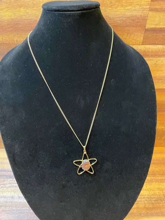 Star pendant necklace with stone middle