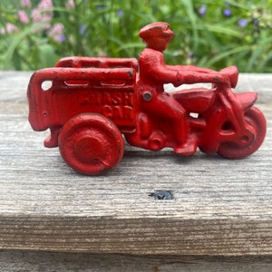 Hubley  (reproduction) cast iron car