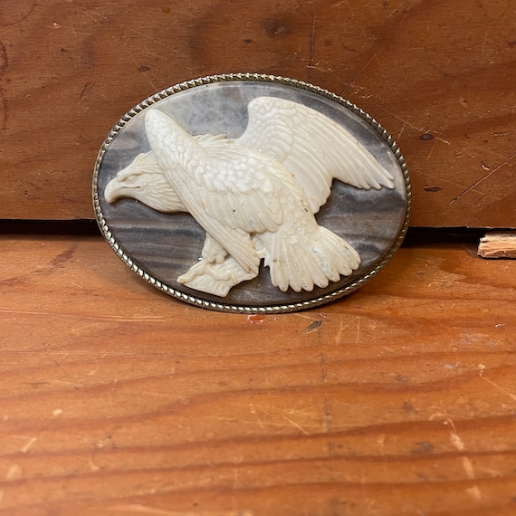 Oval belt buckle with white eagle