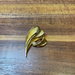 Goldtone with faux pearl pin brooch