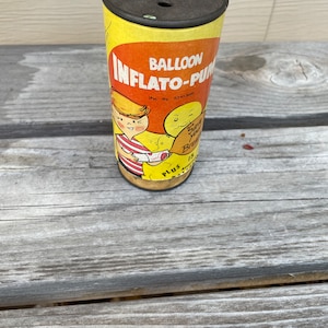 Bomba para inflar globos vintage en tubo de cartón.