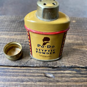 Peut inclure: Une boîte en métal jaune vintage avec un motif rouge et noir. La boîte contient de la poudre styptique Po-Do, un produit de Walgreen, Chicago. La boîte a un couvercle en métal doré avec un petit trou au centre.