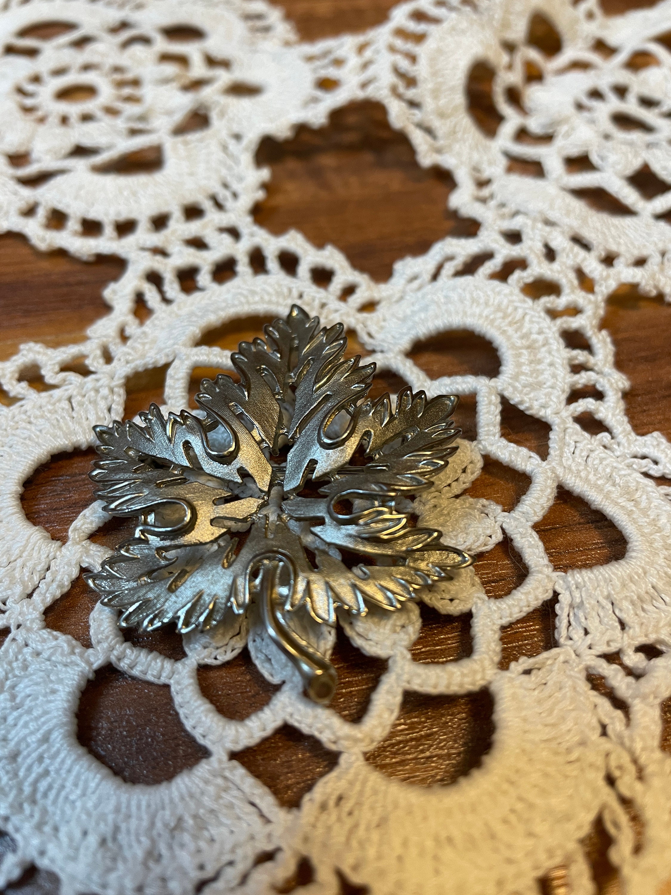 Broche Vintage Feuille D'érable En Métal Argenté - Bijou Occasion, Style Naturel