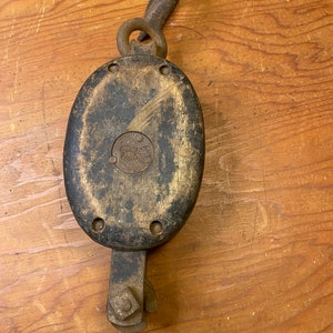 Single pulley with hook and Black body