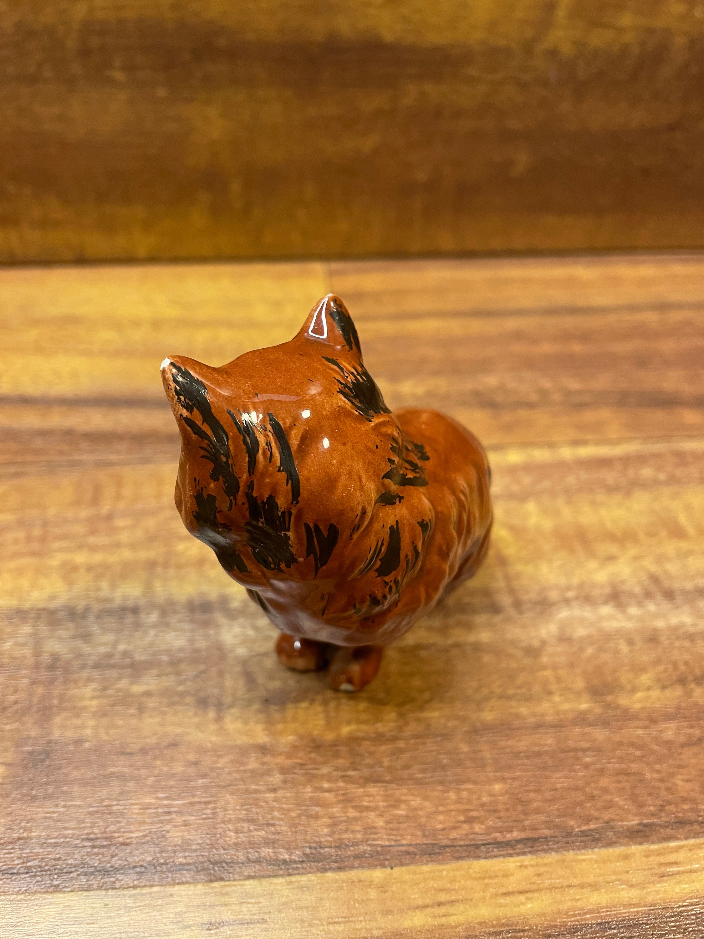 小さな陶器の猫の置物：茶色の猫好きのための装飾 - Etsy 日本