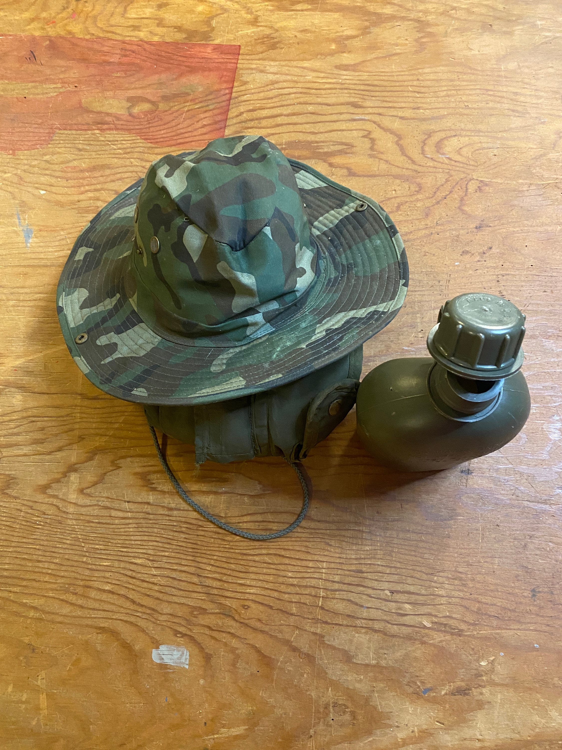 Cantimplora militar de plástico con sombrero de camuflaje 