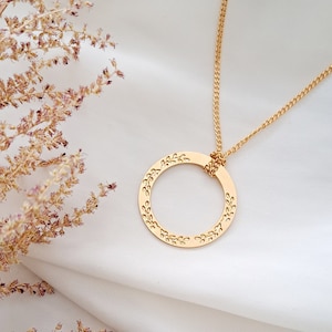 Gold circle necklace, Loop necklace, ring necklace- Leaves Engraved circle necklace, Nature jewelry, personalized necklace, Christmas Wreath