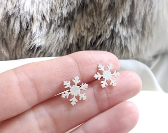 Snowflake stud, tiny Silver snowflake, Snowflake earrings, winter earrings, Christmas gift, Delicate earrings, star earrings, post earrings