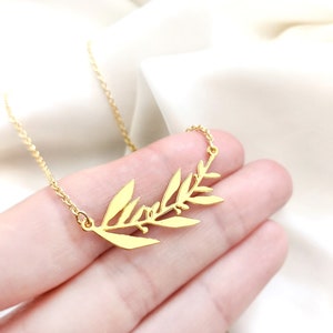 Collana di foglie di ulivo, collana di fascino di foglie di ulivo greco d&#39;oro, collana di rami d&#39;oro, gioielli botanici, collana iniziale di dichiarazione