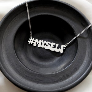 Collar de hashtag, collar de mí mismo, collar de amor propio, collar de felicidad, collar con inicial, regalo para ella, collar de buena suerte, joyería de moda