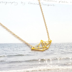 Boot Origami Halskette, Geometrische Boot Anhänger, Segelboot Halskette, Gold Boot Charm Halskette, personalisierte Halskette, Statement Schmuck